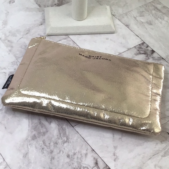 MARC JACOBS Daisy GOLD Lamé Cosmetic Pouch Accessories Case - Picture 2 of 6